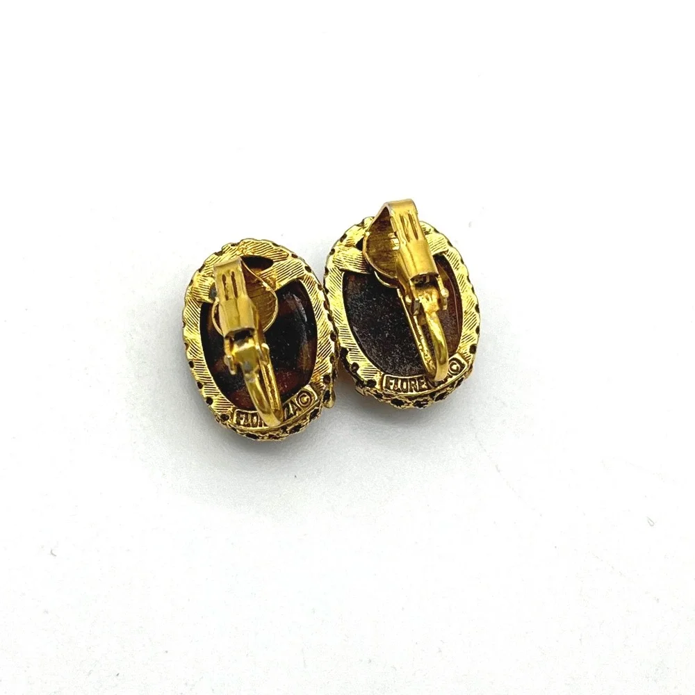Vintage Florenza Signed Root Beer Cameo Clip On Earrings Gold Tone‎